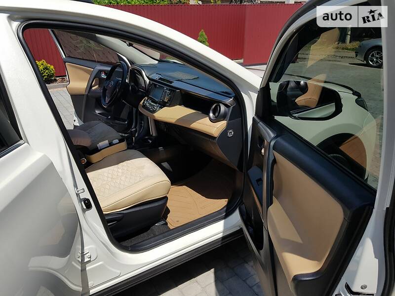 Позашляховик / Кросовер Toyota RAV4 2015 в Первомайську