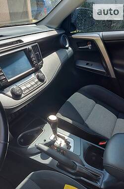 Внедорожник / Кроссовер Toyota RAV4 2015 в 