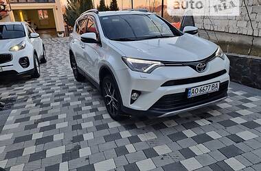 Позашляховик / Кросовер Toyota RAV4 2017 в Ужгороді