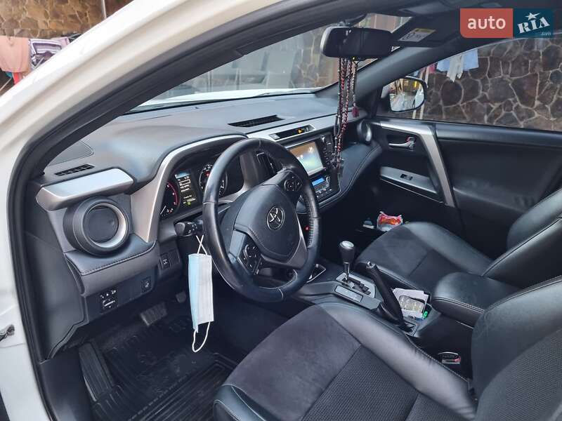 Внедорожник / Кроссовер Toyota RAV4 2017 в Ужгороде