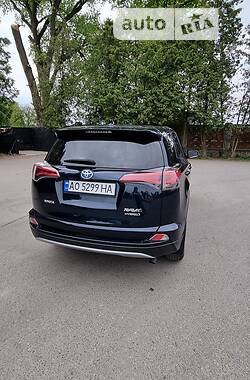 Позашляховик / Кросовер Toyota RAV4 2017 в Ужгороді