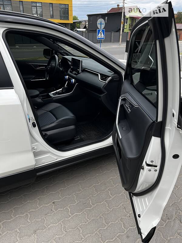 Внедорожник / Кроссовер Toyota RAV4 2020 в Хмельницком