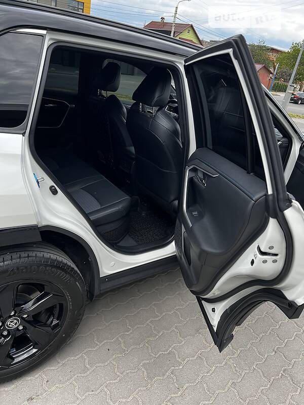 Внедорожник / Кроссовер Toyota RAV4 2020 в Хмельницком