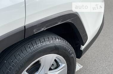 Позашляховик / Кросовер Toyota RAV4 2018 в 