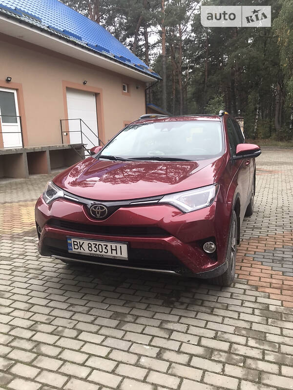 Внедорожник / Кроссовер Toyota RAV4 2018 в Сарнах