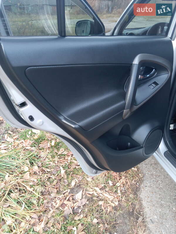 Позашляховик / Кросовер Toyota RAV4 2010 в Ізяславі