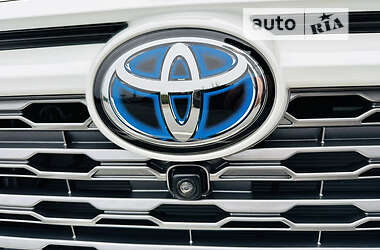 Позашляховик / Кросовер Toyota RAV4 2022 в 