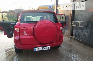 Позашляховик / Кросовер Toyota RAV4 2006 в Рівному