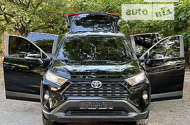 Внедорожник / Кроссовер Toyota RAV4 2019 в 