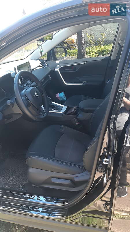 Внедорожник / Кроссовер Toyota RAV4 2020 в Ровно