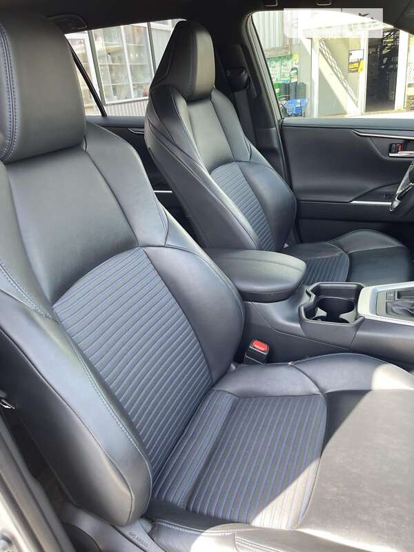 Внедорожник / Кроссовер Toyota RAV4 2018 в Знаменке