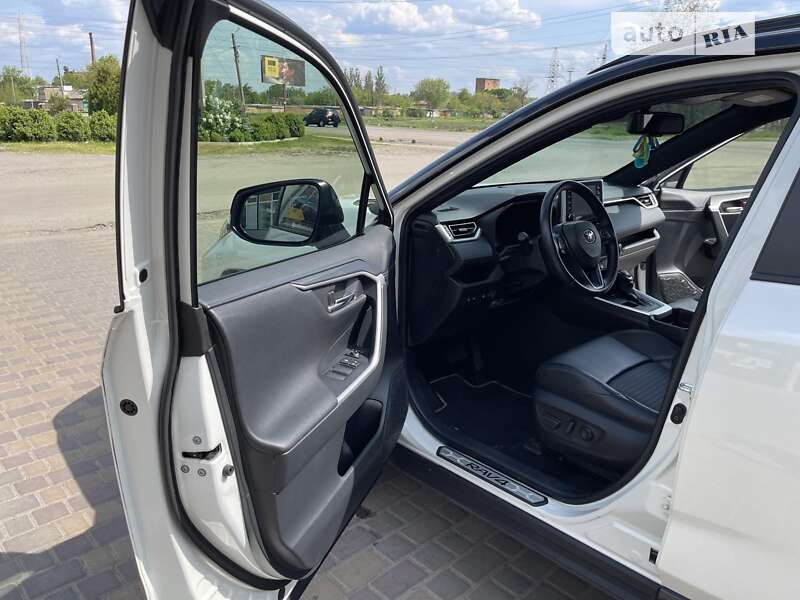 Внедорожник / Кроссовер Toyota RAV4 2018 в Знаменке