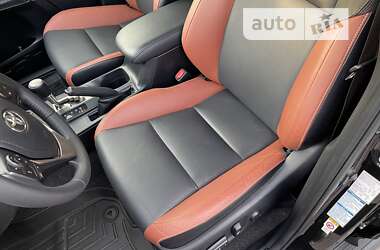 Внедорожник / Кроссовер Toyota RAV4 2015 в 