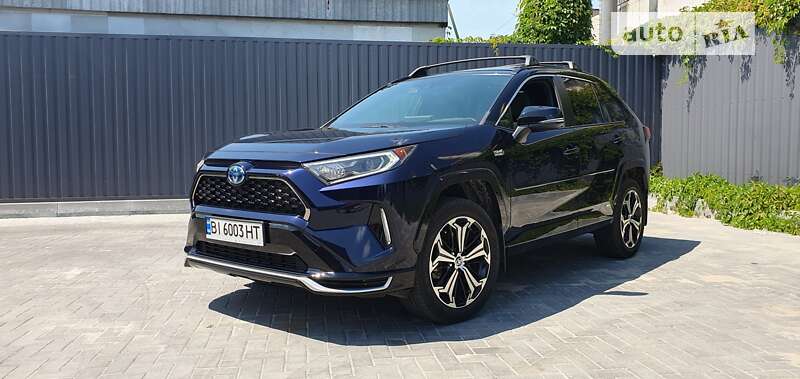 Позашляховик / Кросовер Toyota RAV4 2021 в 
