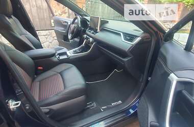 Позашляховик / Кросовер Toyota RAV4 2021 в 