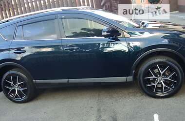 Внедорожник / Кроссовер Toyota RAV4 2018 в 