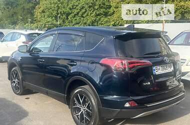 Позашляховик / Кросовер Toyota RAV4 2017 в 