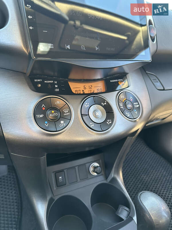 Внедорожник / Кроссовер Toyota RAV4 2010 в Киеве