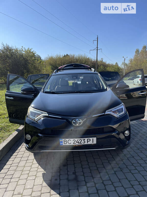 Позашляховик / Кросовер Toyota RAV4 2017 в Львові