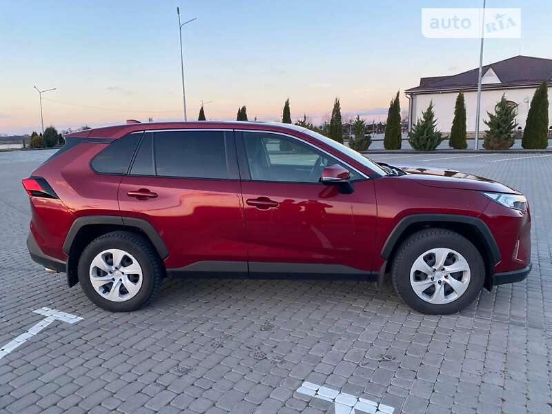 Внедорожник / Кроссовер Toyota RAV4 2019 в Хмельницком