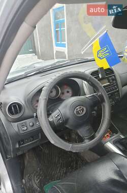 Внедорожник / Кроссовер Toyota RAV4 2004 в Звягеле