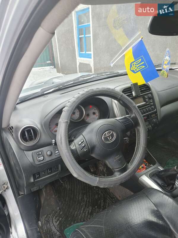 Позашляховик / Кросовер Toyota RAV4 2004 в Звягелі