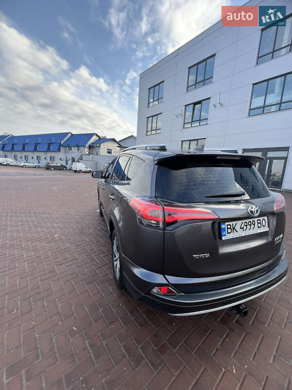 Внедорожник / Кроссовер Toyota RAV4 2016 в Ровно