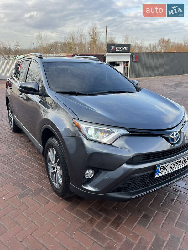 Внедорожник / Кроссовер Toyota RAV4 2016 в Ровно