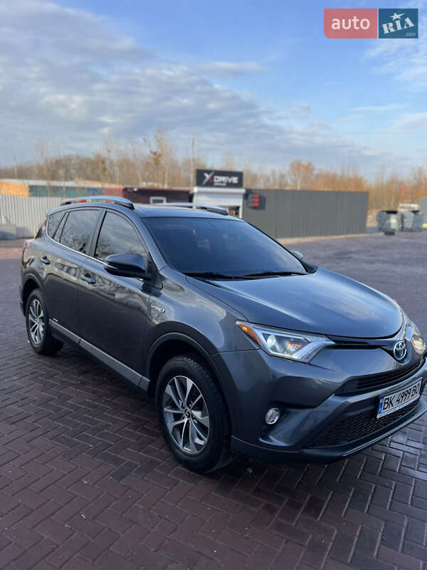 Внедорожник / Кроссовер Toyota RAV4 2016 в Ровно