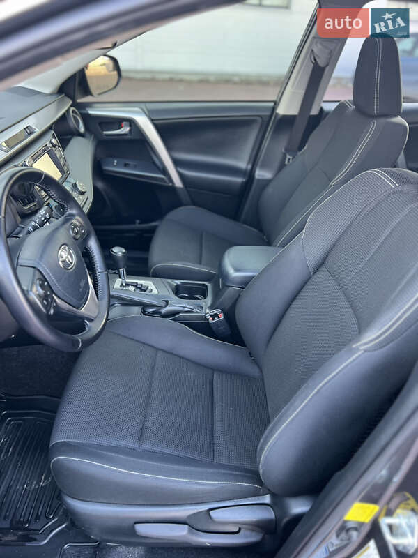 Внедорожник / Кроссовер Toyota RAV4 2016 в Ровно