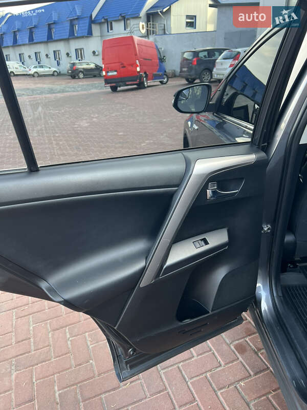 Внедорожник / Кроссовер Toyota RAV4 2016 в Ровно