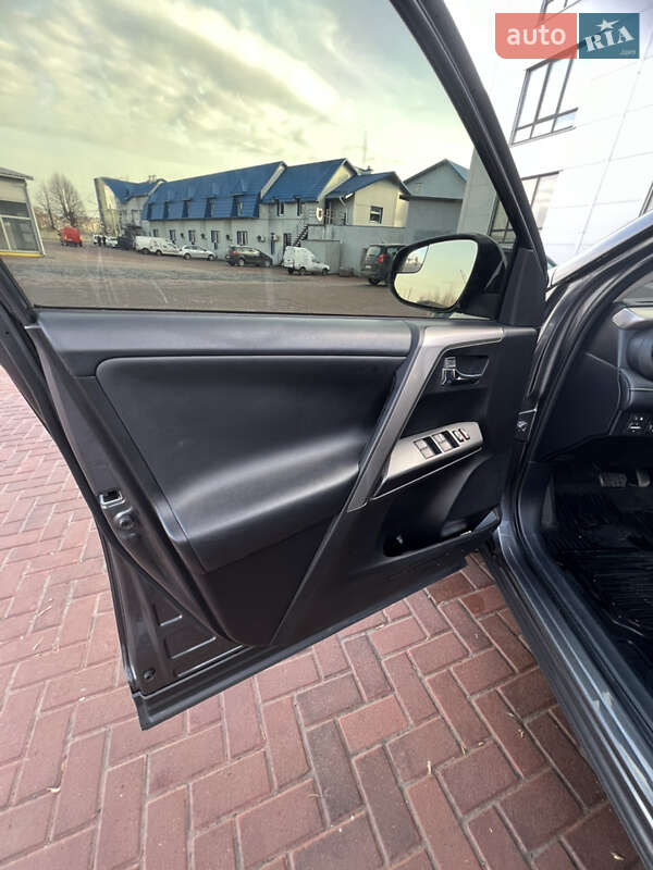 Внедорожник / Кроссовер Toyota RAV4 2016 в Ровно