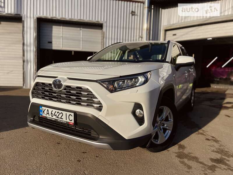 Внедорожник / Кроссовер Toyota RAV4 2019 в Киеве