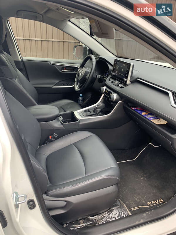 Позашляховик / Кросовер Toyota RAV4 2021 в Кривому Розі