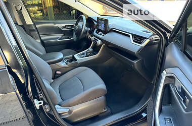 Внедорожник / Кроссовер Toyota RAV4 2021 в 