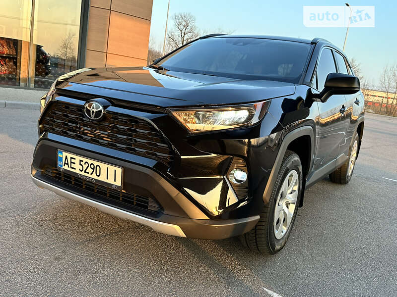 Внедорожник / Кроссовер Toyota RAV4 2021 в 