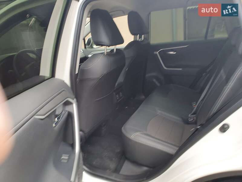 Позашляховик / Кросовер Toyota RAV4 2020 в Мукачевому