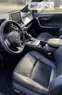 Внедорожник / Кроссовер Toyota RAV4 2021 в 