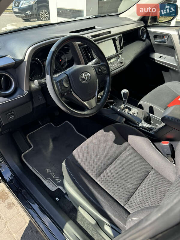 Позашляховик / Кросовер Toyota RAV4 2017 в Харкові