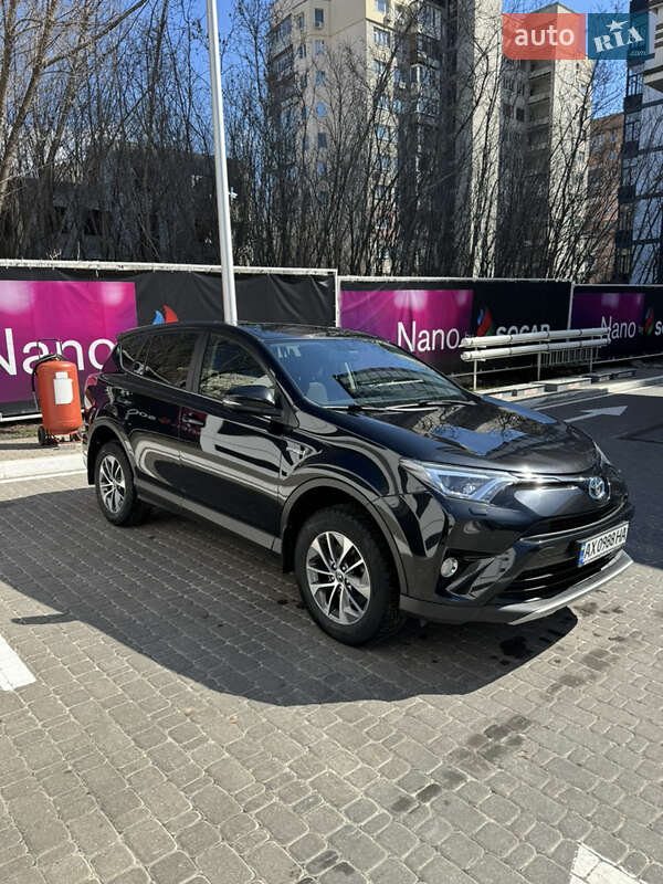 Позашляховик / Кросовер Toyota RAV4 2017 в Харкові