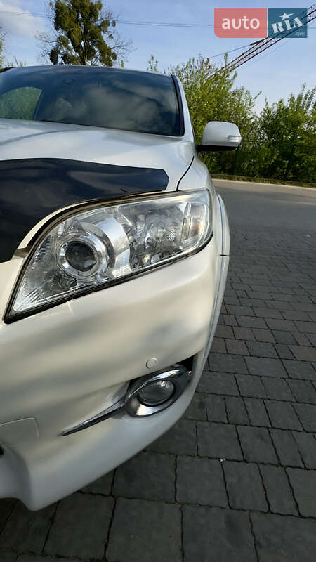 Позашляховик / Кросовер Toyota RAV4 2010 в Чернівцях