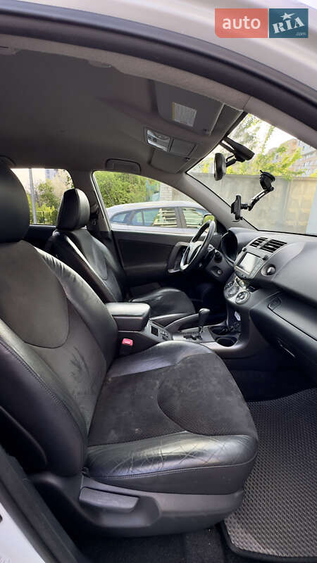 Позашляховик / Кросовер Toyota RAV4 2010 в Чернівцях