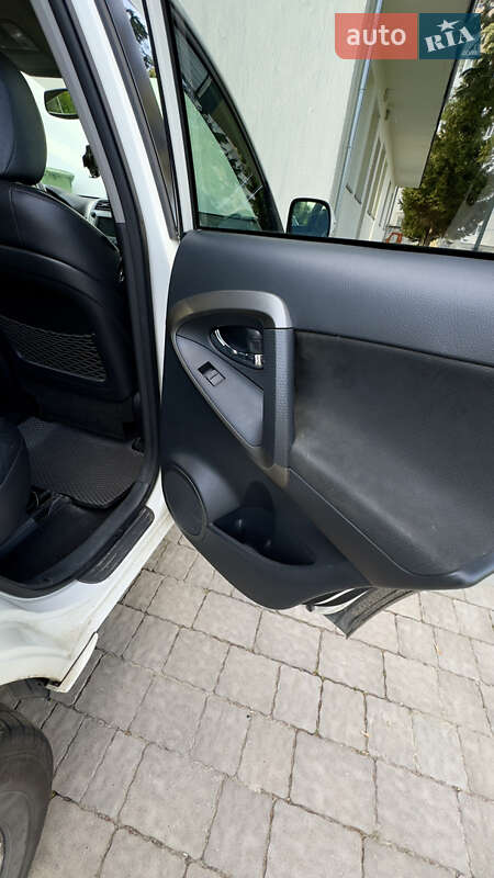 Позашляховик / Кросовер Toyota RAV4 2010 в Чернівцях