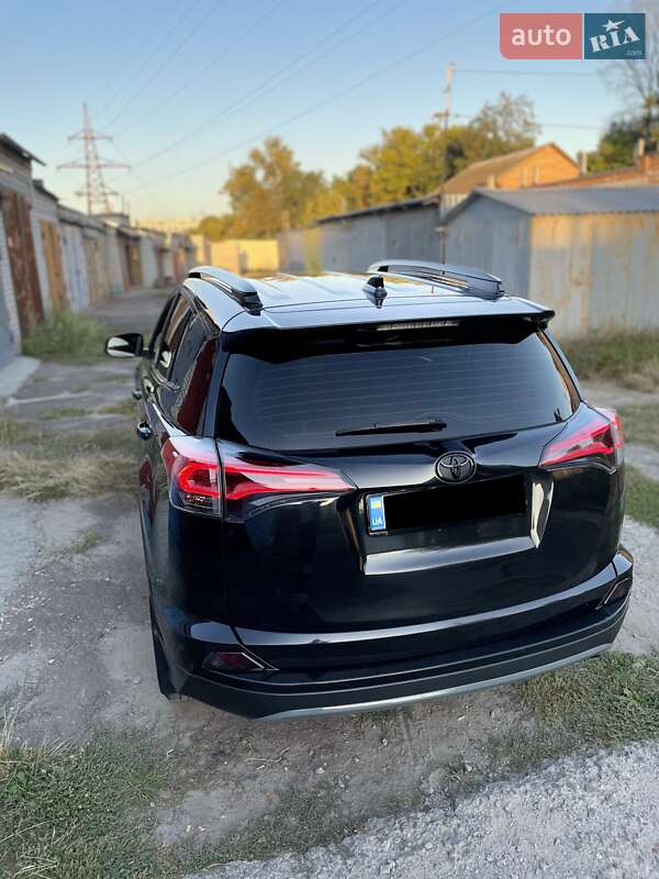 Внедорожник / Кроссовер Toyota RAV4 2017 в Чернигове