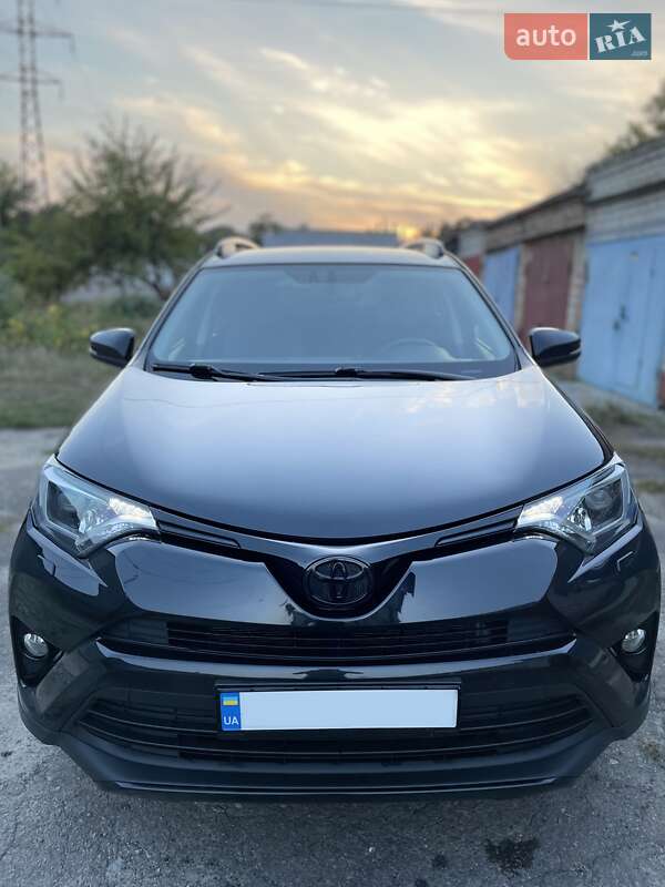 Внедорожник / Кроссовер Toyota RAV4 2017 в Чернигове