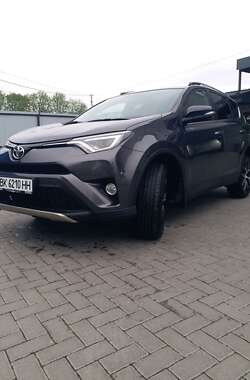 Позашляховик / Кросовер Toyota RAV4 2016 в Рівному