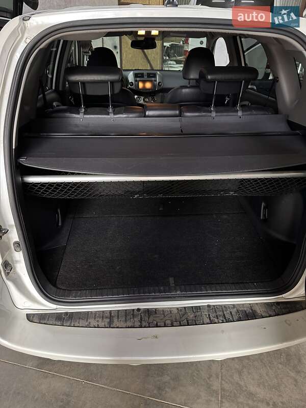 Позашляховик / Кросовер Toyota RAV4 2010 в Чернівцях