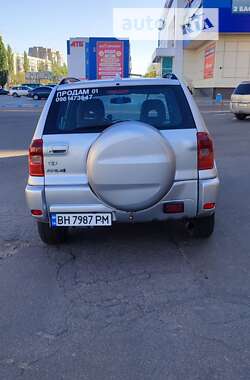 Позашляховик / Кросовер Toyota RAV4 2001 в 