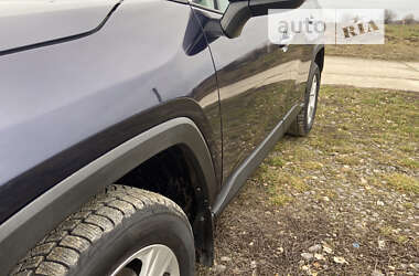 Внедорожник / Кроссовер Toyota RAV4 2021 в 