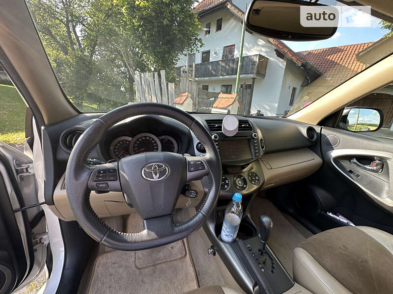 Внедорожник / Кроссовер Toyota RAV4 2011 в Львове